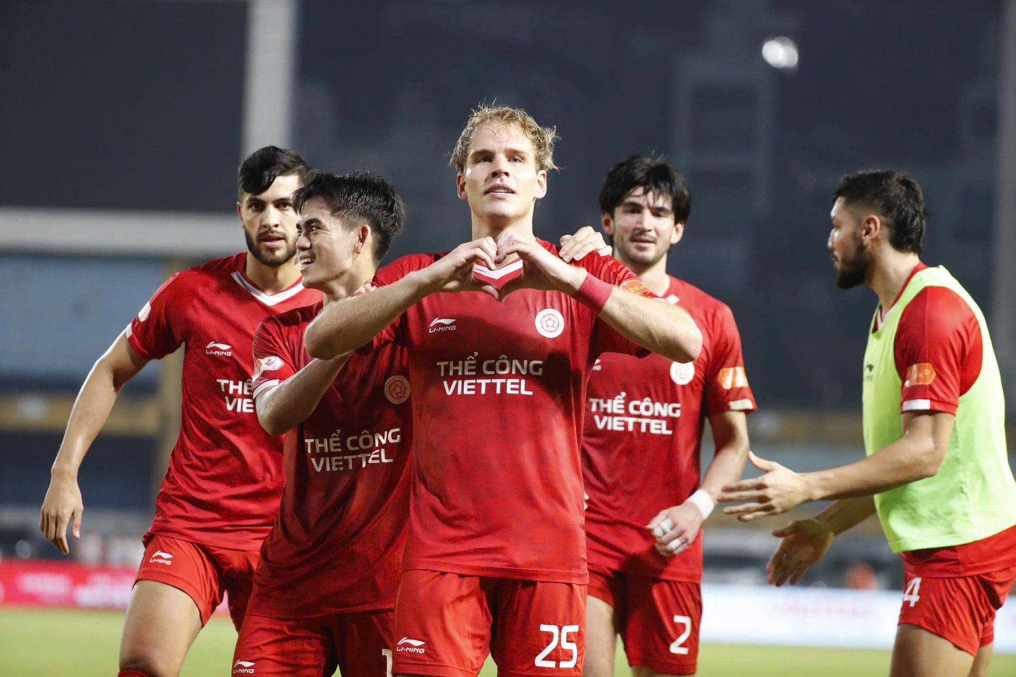 Thể Công Viettel thắng nhọc HAGL ngày HLV Popov bị kỷ luật: Chưa buông đua vô địch - Ảnh 3.