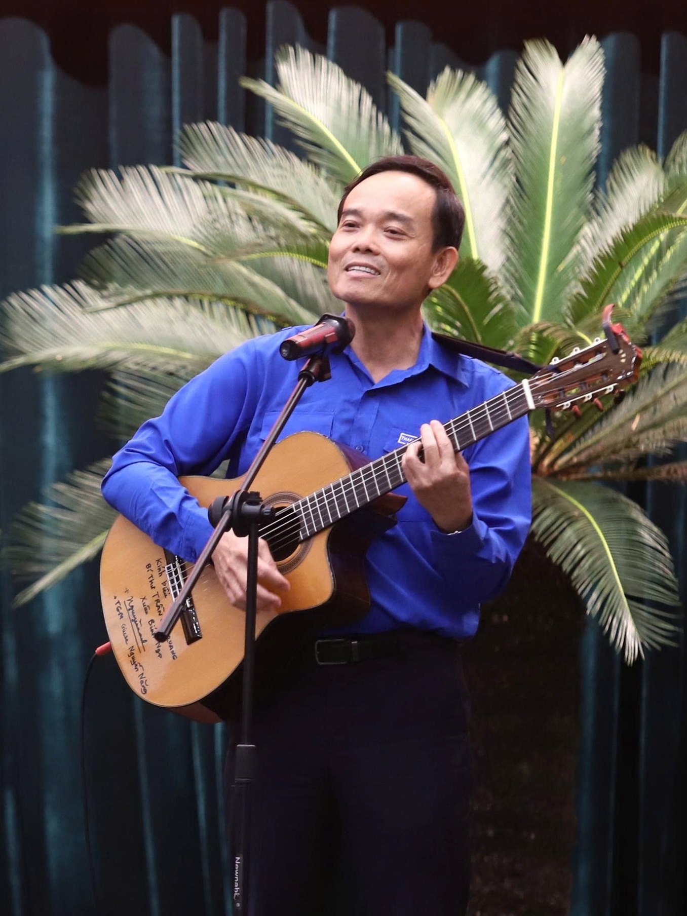 Bí thư Trần Lưu Quang đàn hát cho thanh niên