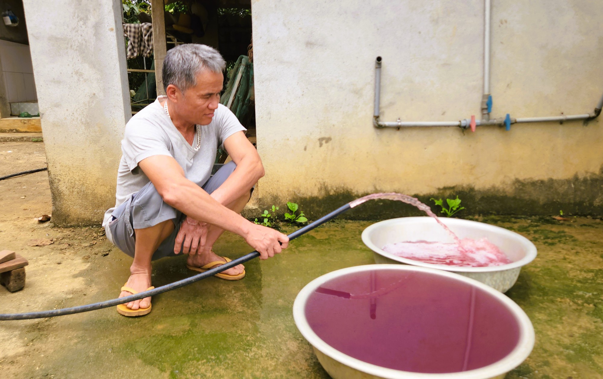 C05 Bộ Công an vào cuộc vụ nước giếng khoan nhà dân đổi màu tím bất thường - Ảnh 3.