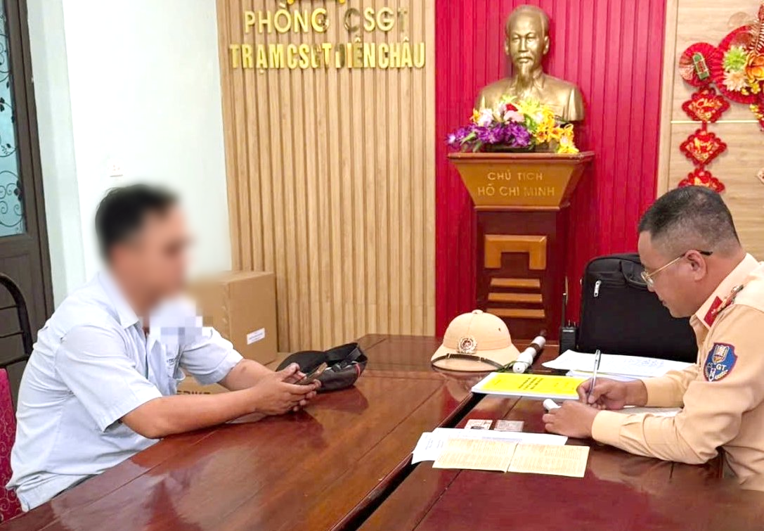 Phạt tài xế vượt đường sắt khi có tín hiệu đèn đỏ - Ảnh 1.