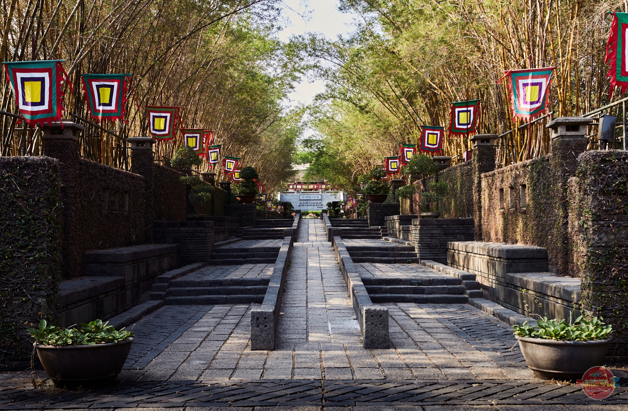 Ghé thăm Đền tưởng niệm các Vua Hùng ở TP.HCM dịp Giỗ Tổ Hùng Vương - Ảnh 8.