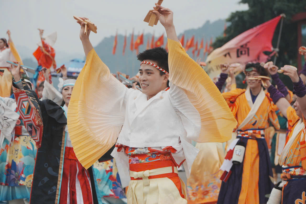 Sắc màu Yosakoi rực rỡ tại Tam Chúc: Khúc giao hưởng văn hóa Việt - Nhật- Ảnh 1.