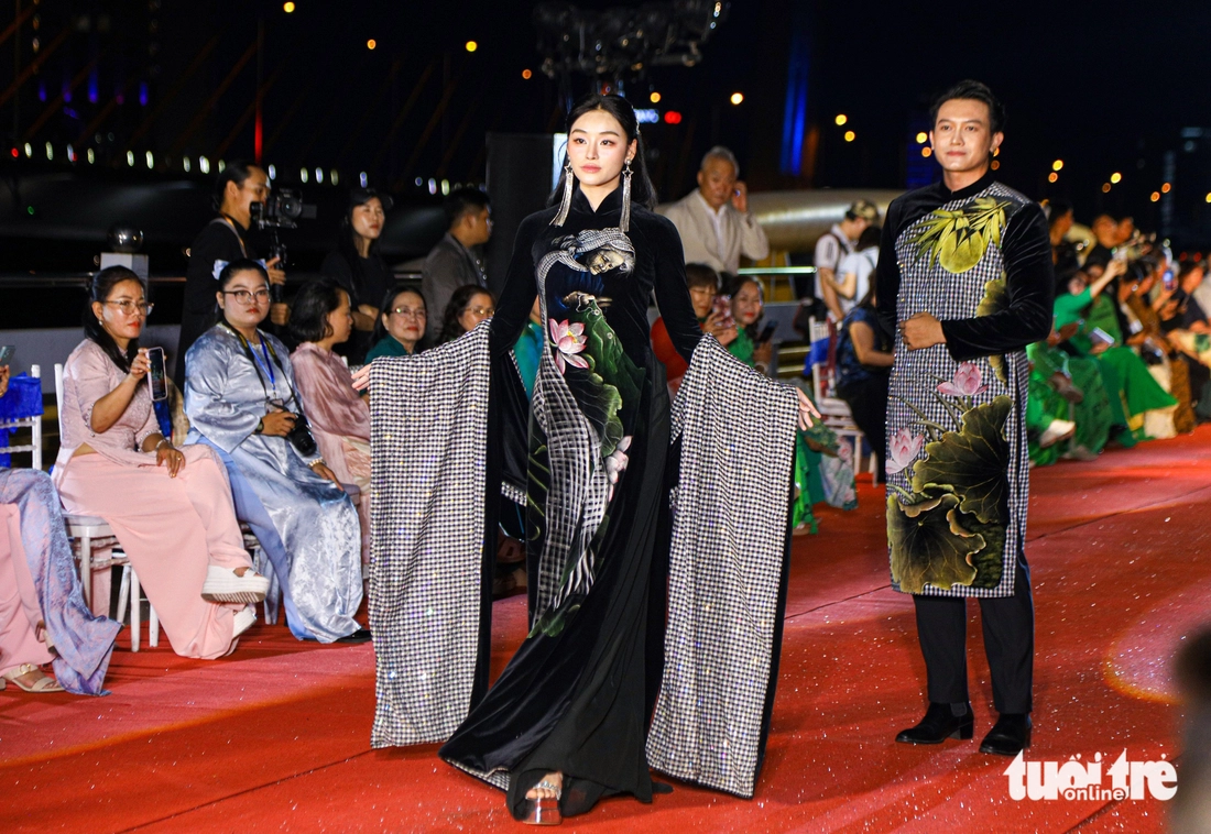 Độc đáo đêm trình diễn áo dài trên cây cầu lâu đời nhất bắc qua sông Hàn - Ảnh 3.