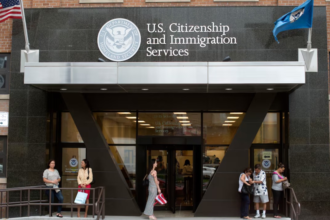 Người xin thẻ xanh Mỹ đối mặt bài kiểm tra chính trị - Ảnh 1.