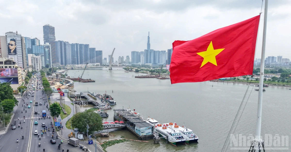 TP. Hồ Chí Minh rực rỡ cờ hoa mừng Đại lễ 30/4