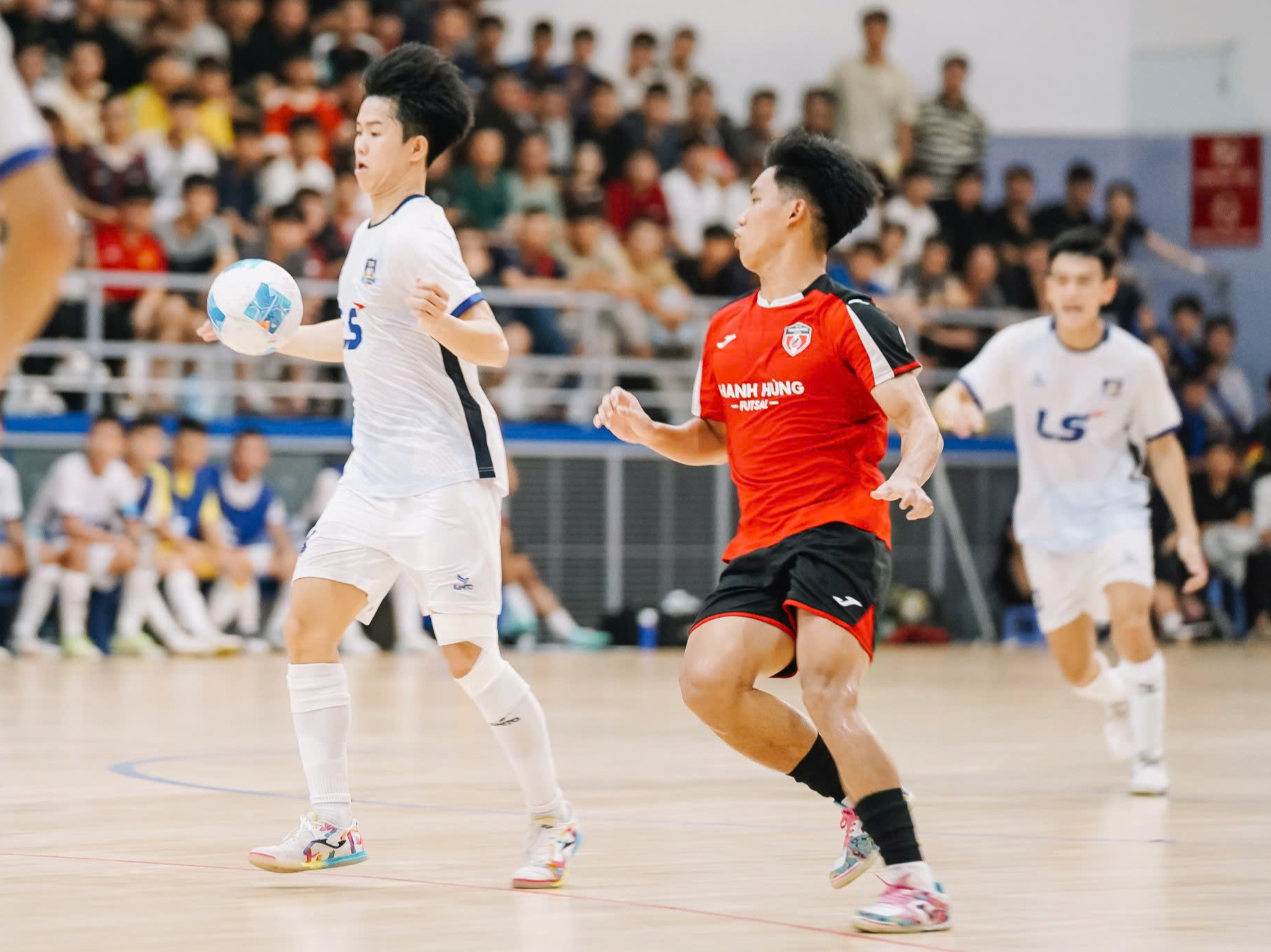 Hồ Văn Ý và Chánh Hưng Thái Sơn Nam vô địch Đại hội TDTT TP HCM - Ảnh 1.