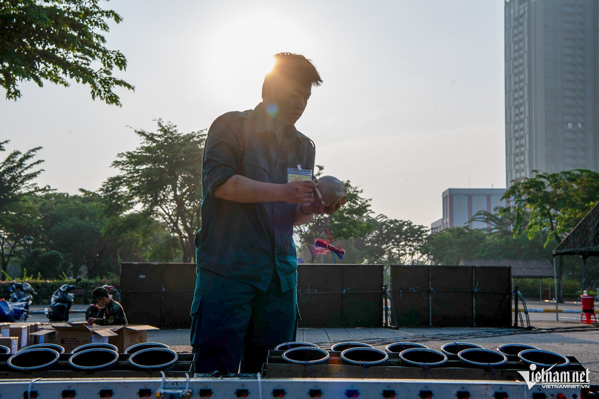 Cận cảnh trận địa pháo hoa trước giờ bừng sáng đêm 30/4 tại TPHCM- Ảnh 9.