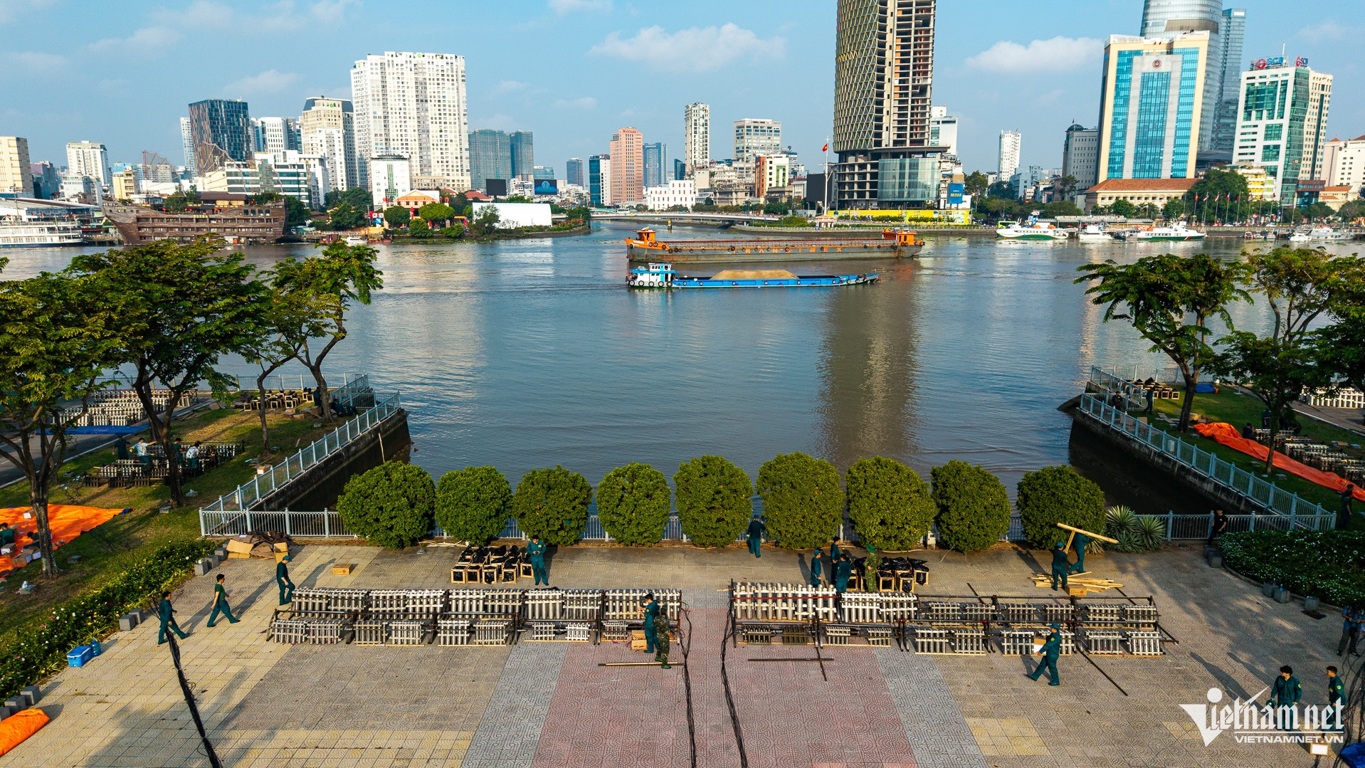 Cận cảnh trận địa pháo hoa trước giờ bừng sáng đêm 30/4 tại TPHCM- Ảnh 1.