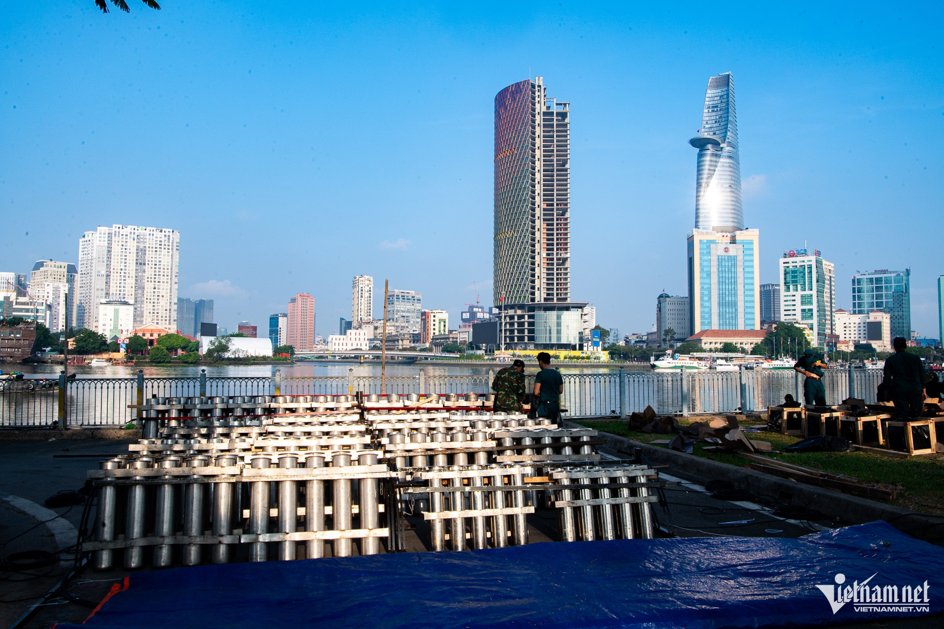 Cận cảnh trận địa pháo hoa trước giờ bừng sáng đêm 30/4 tại TPHCM- Ảnh 8.