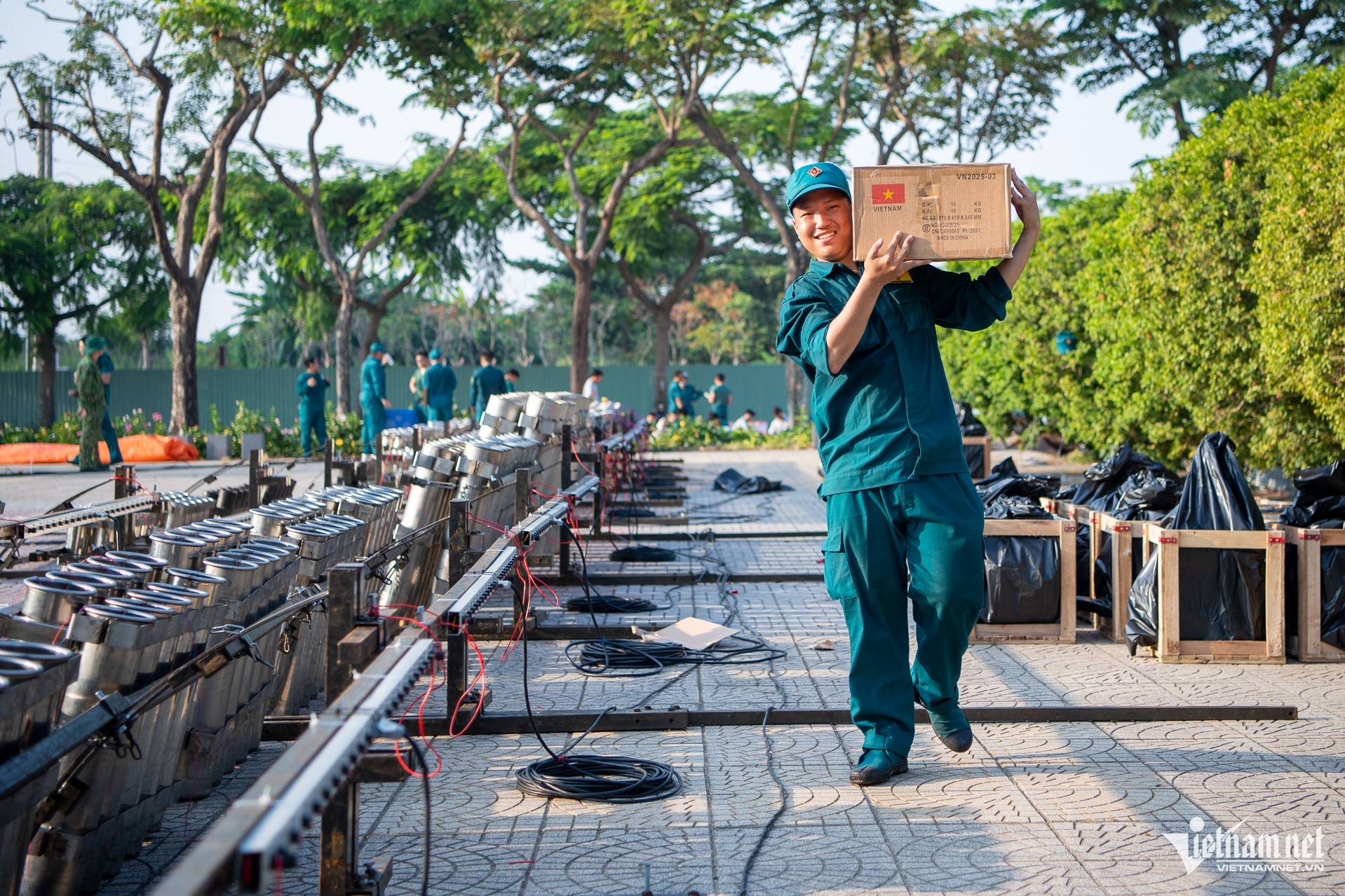 Cận cảnh trận địa pháo hoa trước giờ bừng sáng đêm 30/4 tại TPHCM- Ảnh 3.