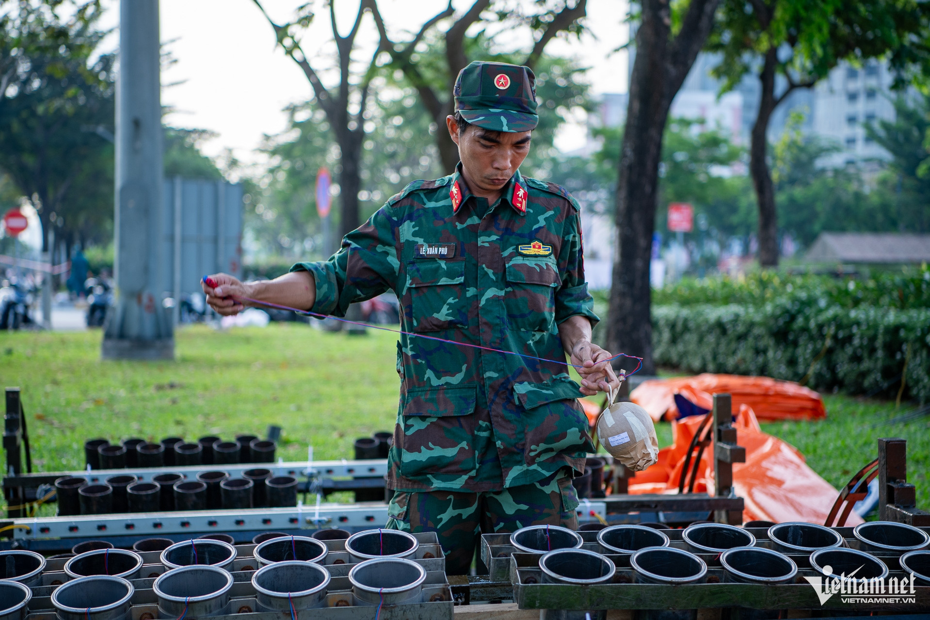 Cận cảnh trận địa pháo hoa trước giờ bừng sáng đêm 30/4 tại TPHCM- Ảnh 6.