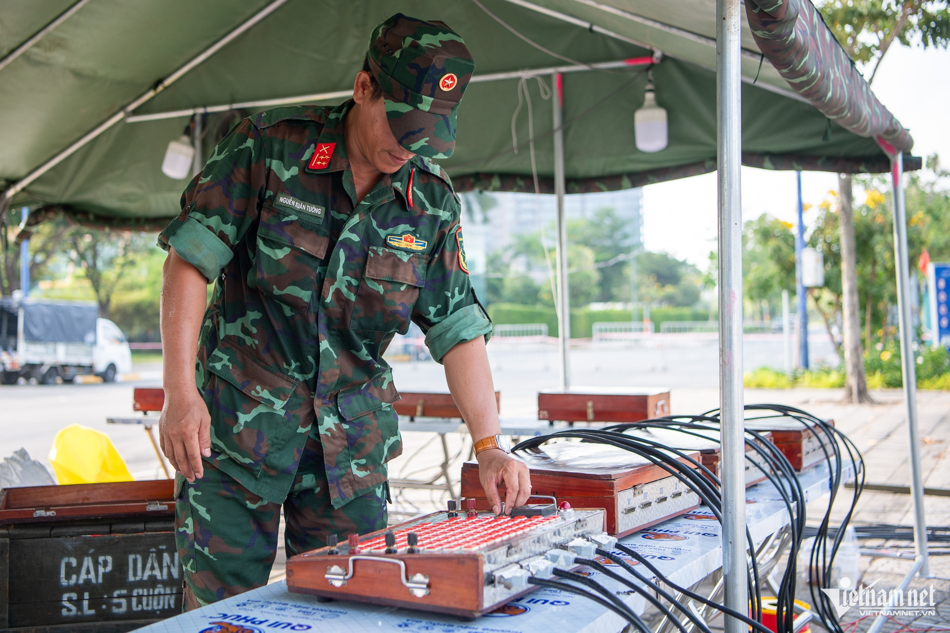 Cận cảnh trận địa pháo hoa trước giờ bừng sáng đêm 30/4 tại TPHCM- Ảnh 11.