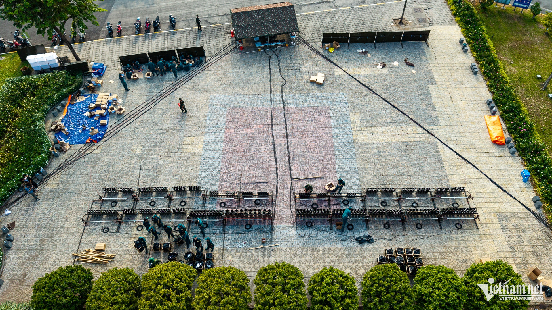 Cận cảnh trận địa pháo hoa trước giờ bừng sáng đêm 30/4 tại TPHCM- Ảnh 10.