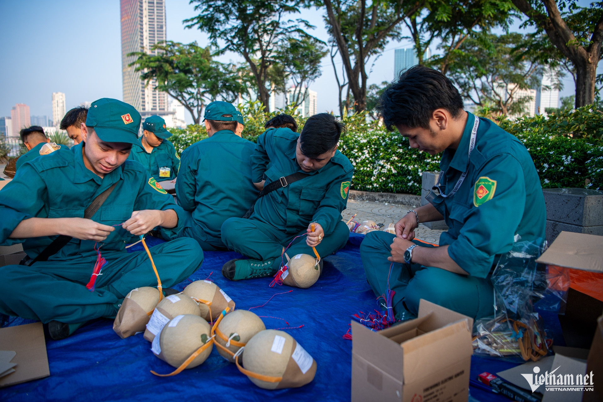 Cận cảnh trận địa pháo hoa trước giờ bừng sáng đêm 30/4 tại TPHCM- Ảnh 2.