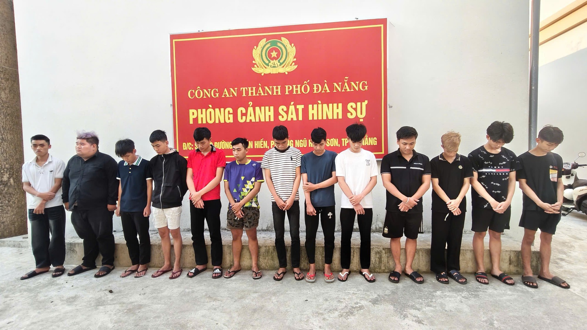 Mang kiếm, tháo biển số, quậy tung phố đêm Đà Nẵng - Ảnh 1.