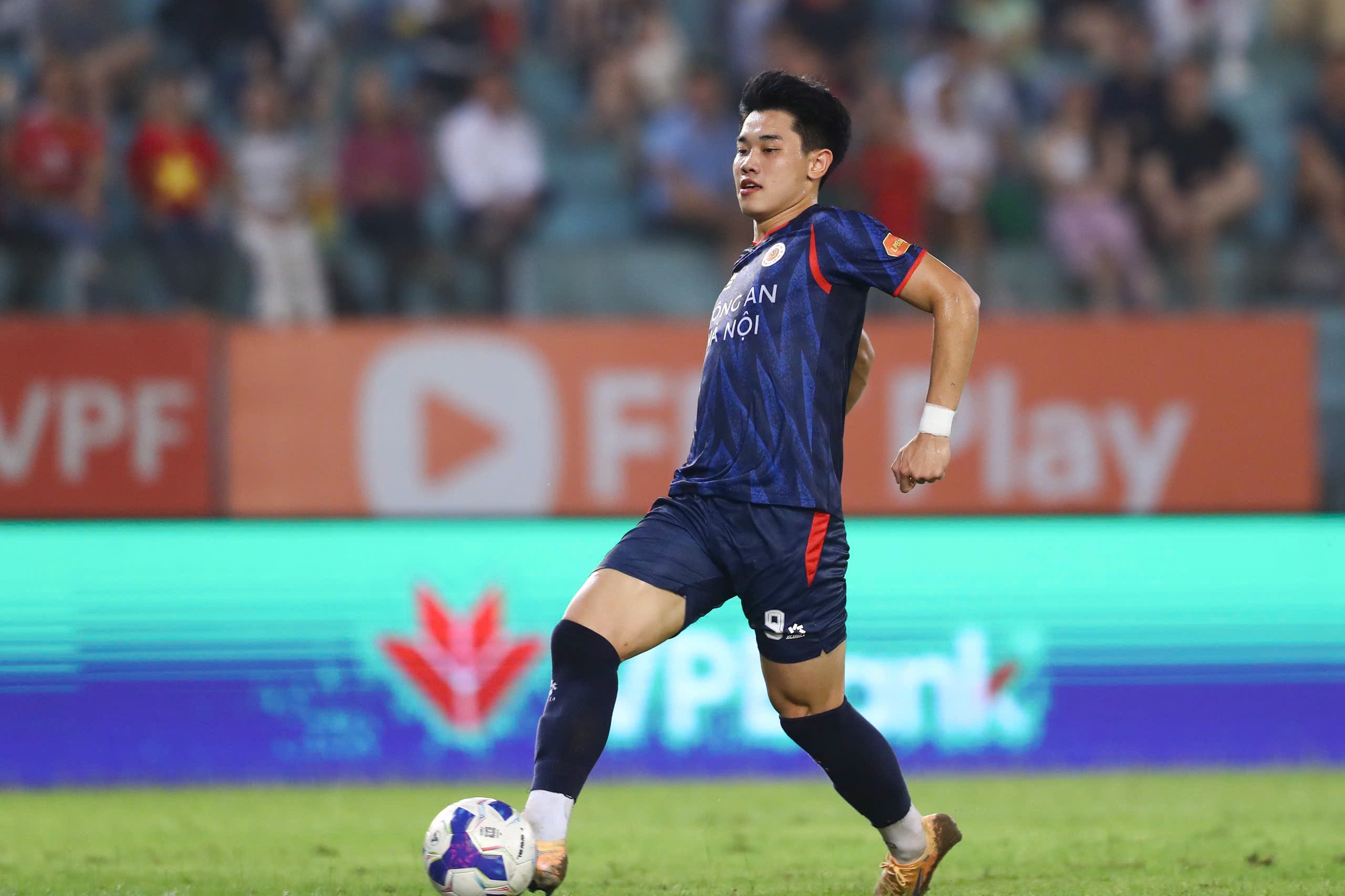 Đình Bắc ghi bàn trở lại ở V-League, HLV Kim Sang-sik và ông Polking cùng mừng lớn- Ảnh 1.