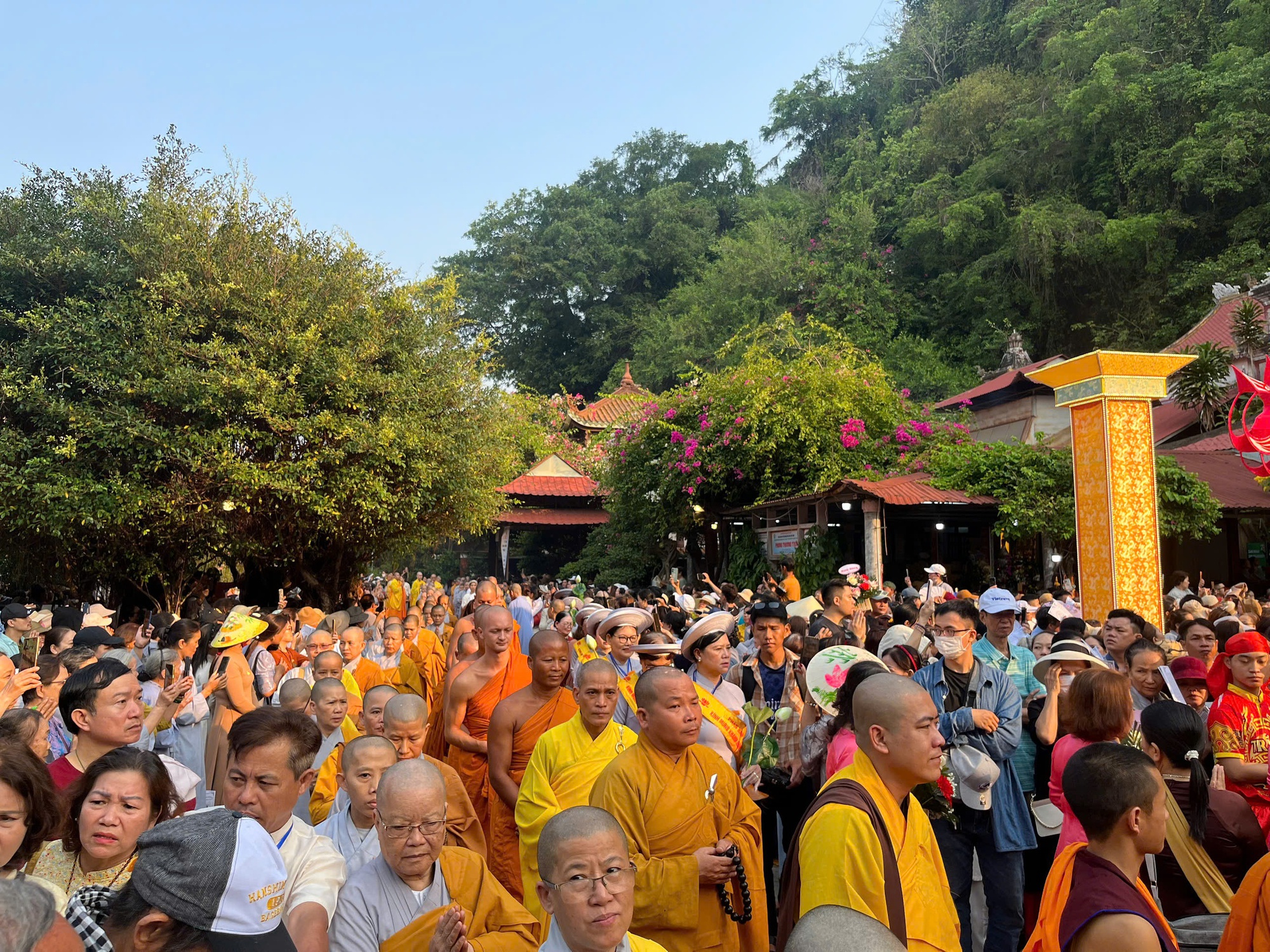 Hàng ngàn người thành kính dự lễ vía Quán Thế Âm- Ảnh 1.