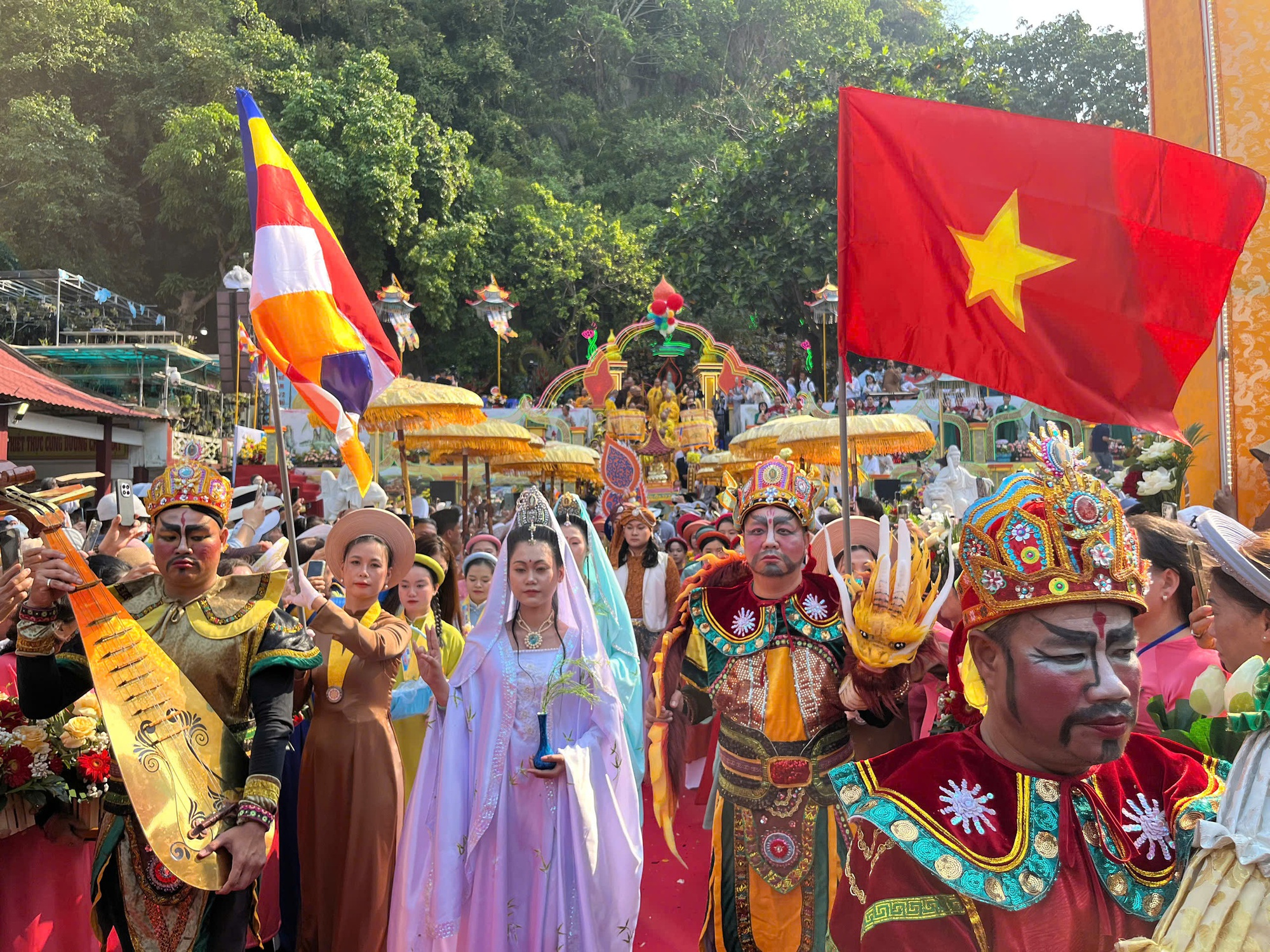 Hàng ngàn người thành kính dự lễ vía Quán Thế Âm- Ảnh 4.