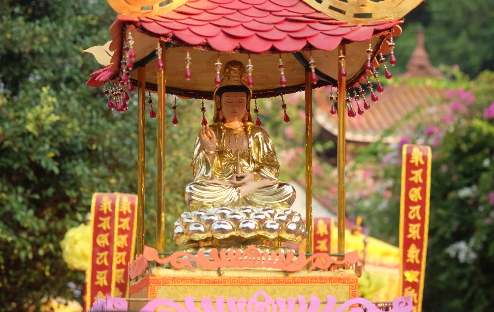 Hàng ngàn người thành kính dự lễ vía Quán Thế Âm- Ảnh 3.