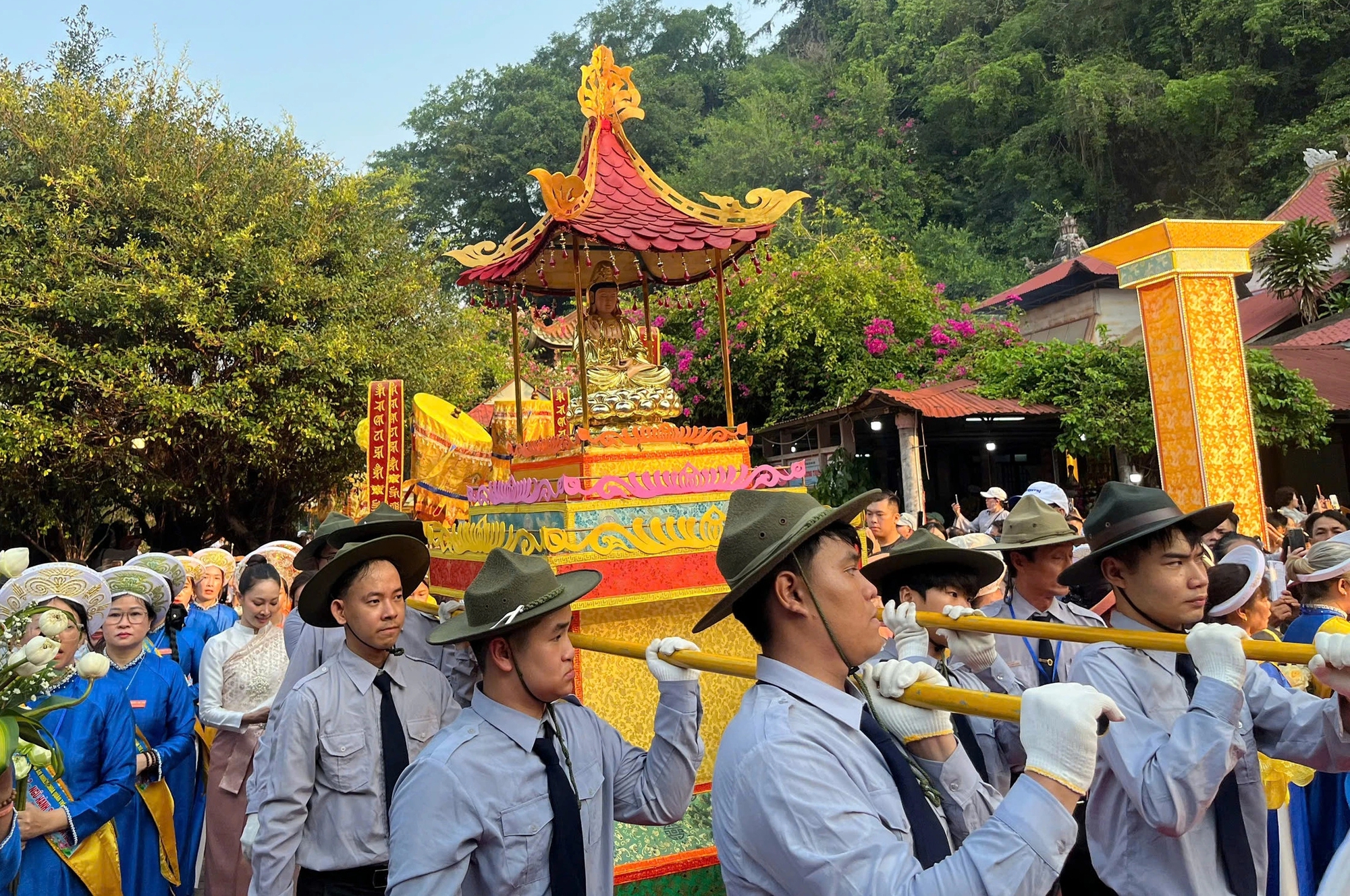 Hàng ngàn người thành kính dự lễ vía Quán Thế Âm- Ảnh 2.