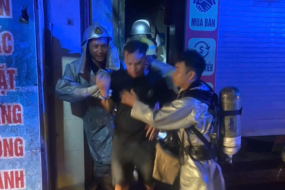 Cháy nhà 4 tầng ở Hà Nội, cảnh sát giải cứu 2 người mắc kẹt - Ảnh 1.