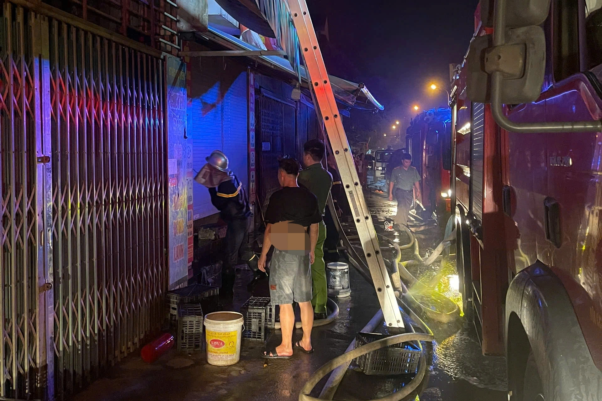 Cháy nhà 4 tầng ở Hà Nội, cảnh sát giải cứu 2 người mắc kẹt - Ảnh 2.