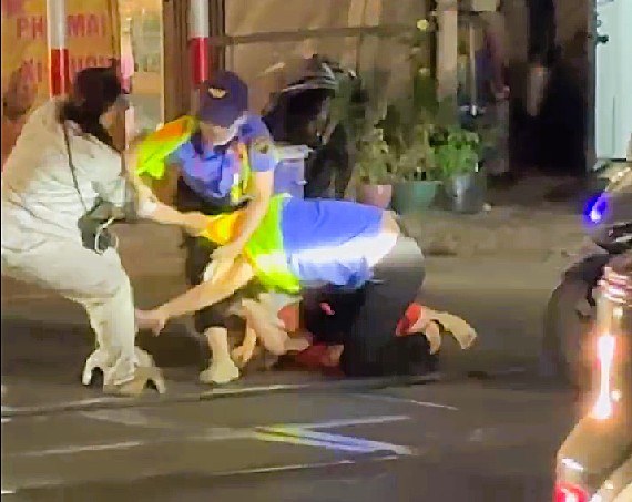 Vượt rào chắn, hành hung nhân viên đường sắt là thách thức pháp luật - Ảnh 1.