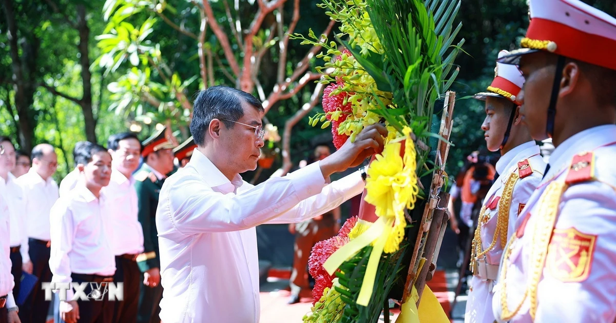 Thủ tướng Lê Minh Hưng tri ân các anh hùng liệt sỹ tại tỉnh Quảng Trị