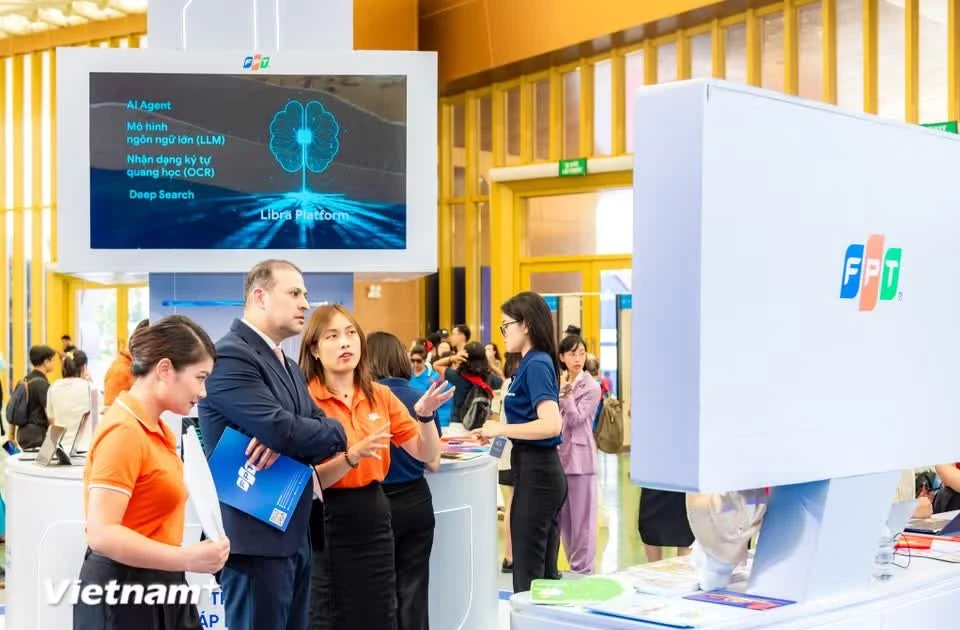 Bộ Nội vụ đề xuất cắt giảm các rào cản pháp lý để thu hút nhân tài quốc tế - Ảnh 1.