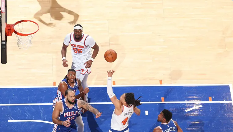 New York Knicks thăng hoa tại playoffs miền Đông NBA - Ảnh 1.