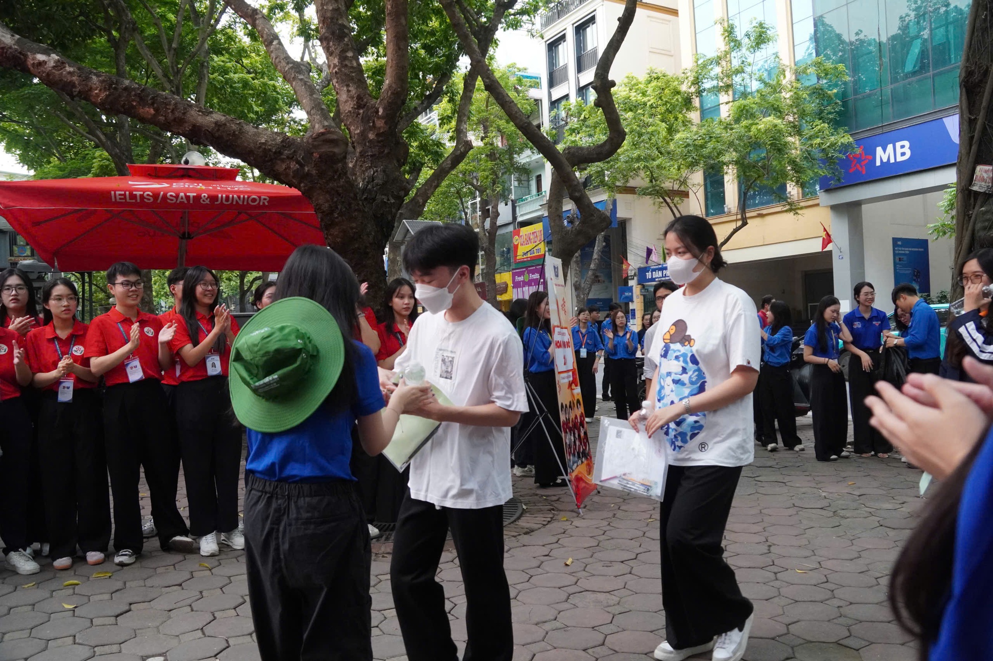 Những 'trạm sạc tinh thần' tiếp sức mùa thi cho thí sinh- Ảnh 5.