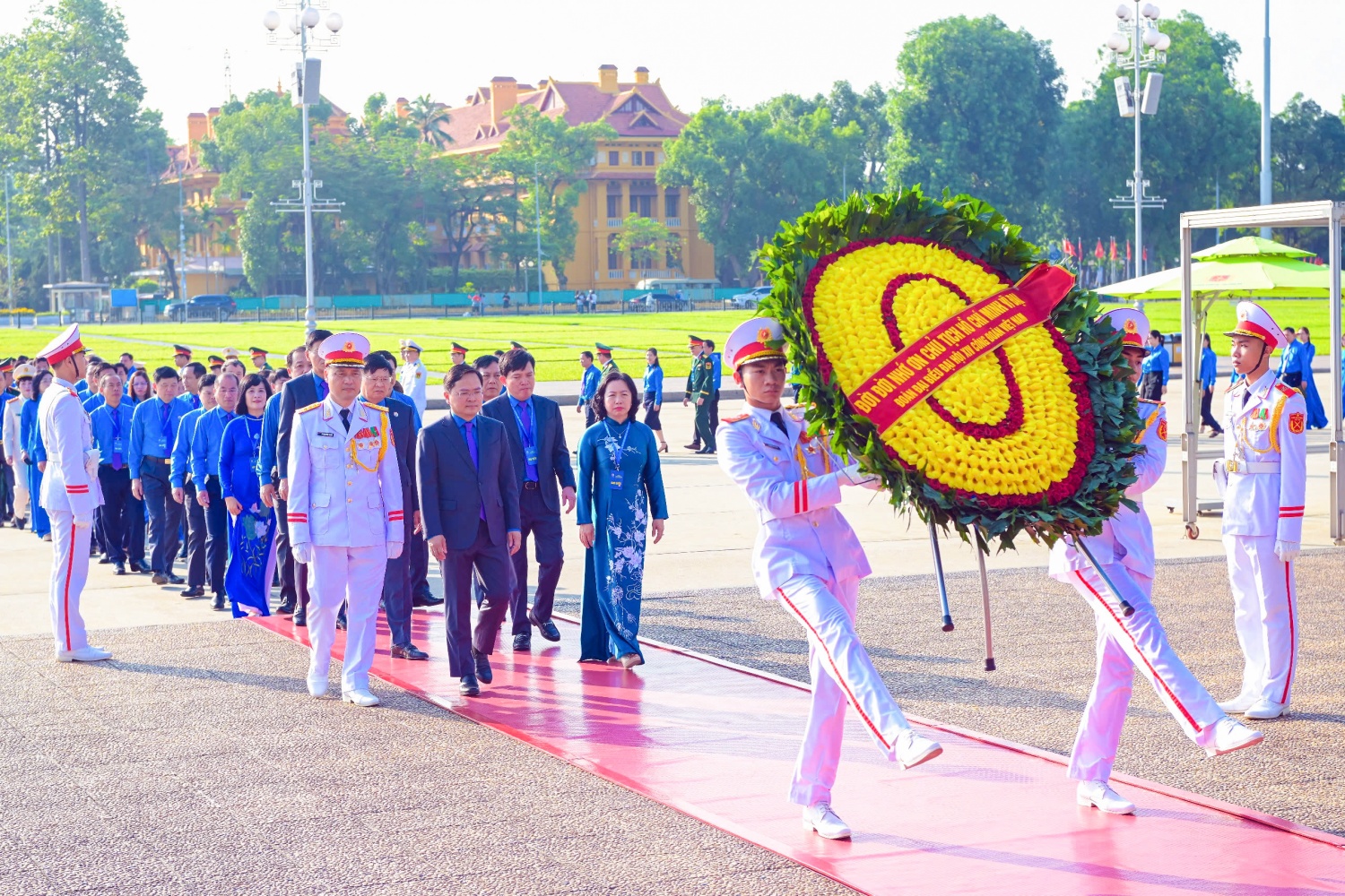 Đoàn đại biểu dự Đại hội Công đoàn Việt Nam vào Lăng viếng Chủ tịch Hồ Chí Minh - Ảnh 1.