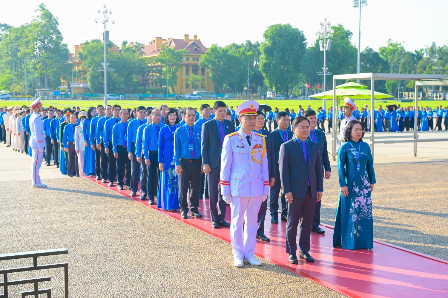 Đoàn đại biểu dự Đại hội Công đoàn Việt Nam vào Lăng viếng Chủ tịch Hồ Chí Minh - Ảnh 2.