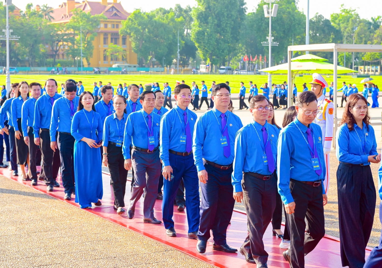 Đoàn đại biểu dự Đại hội Công đoàn Việt Nam vào Lăng viếng Chủ tịch Hồ Chí Minh - Ảnh 3.