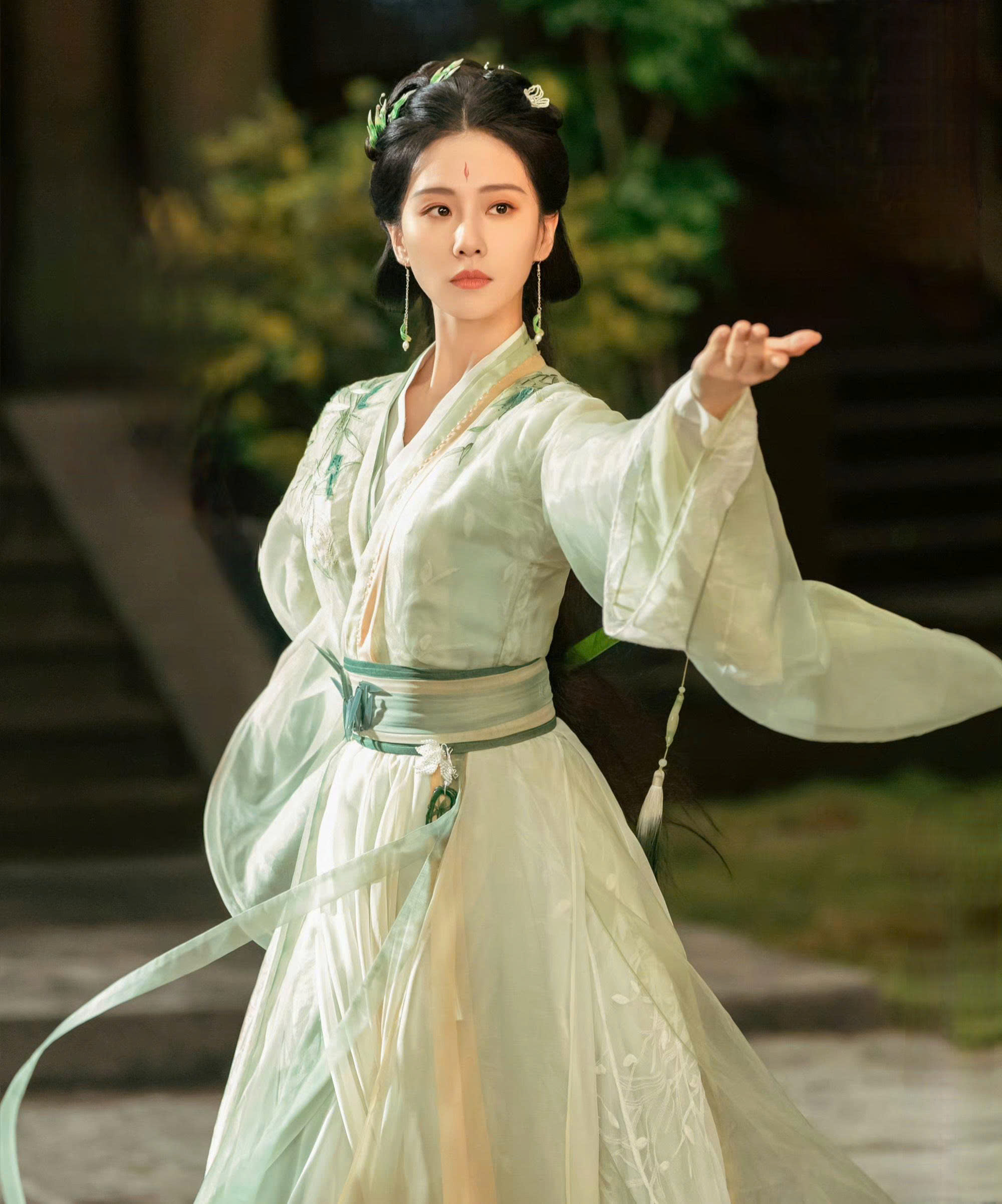 Lưu Diệc Phi xung đột với Lưu Thi Thi vì tranh chấp hợp đồng mỹ phẩm? - Ảnh 2.