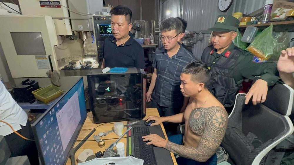 Phát hiện 2 xưởng cơ khí bí mật chế tạo vũ khí quân dụng, bán cả nghìn đơn hàng- Ảnh 1.