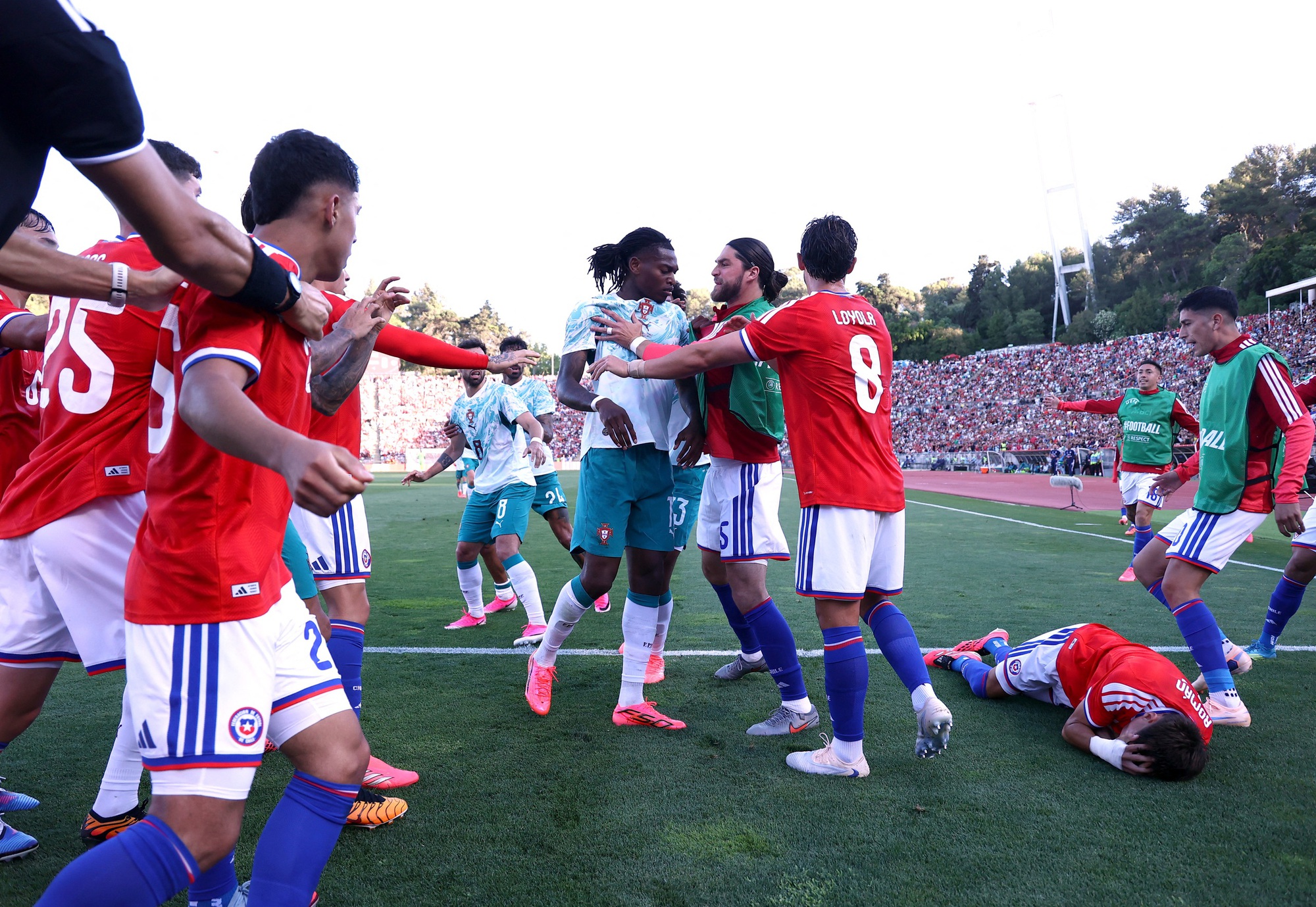Đàn em Ronaldo đánh người nhận thẻ đỏ, nguy cơ bị cấm thi đấu World Cup 2026- Ảnh 2.
