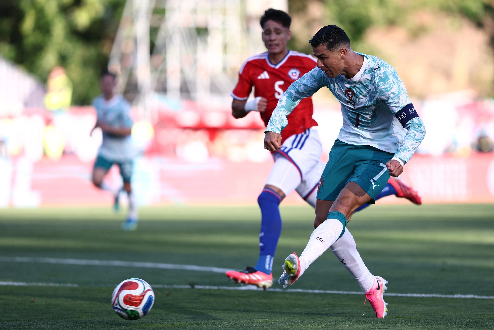 Đàn em Ronaldo đánh người nhận thẻ đỏ, nguy cơ bị cấm thi đấu World Cup 2026- Ảnh 1.