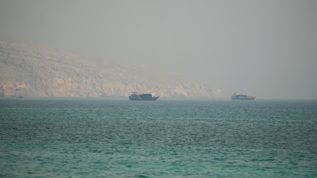 Iran tuyên bố đóng eo biển Hormuz - Ảnh 1.