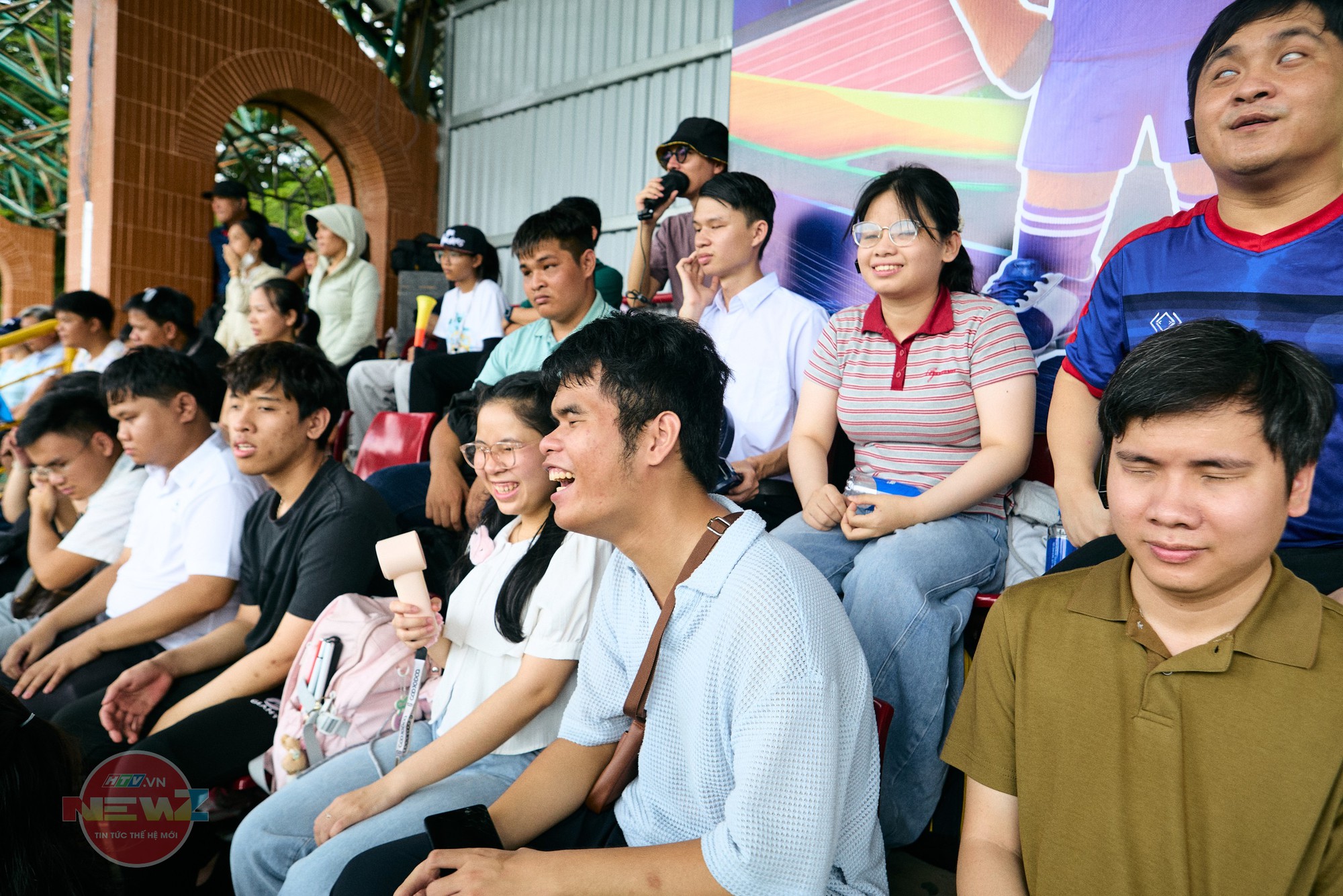 Khán giả khiếm thị lần đầu trải nghiệm "xem" bóng đá trực tiếp bằng bình lặng mô tả - Ảnh 4.
