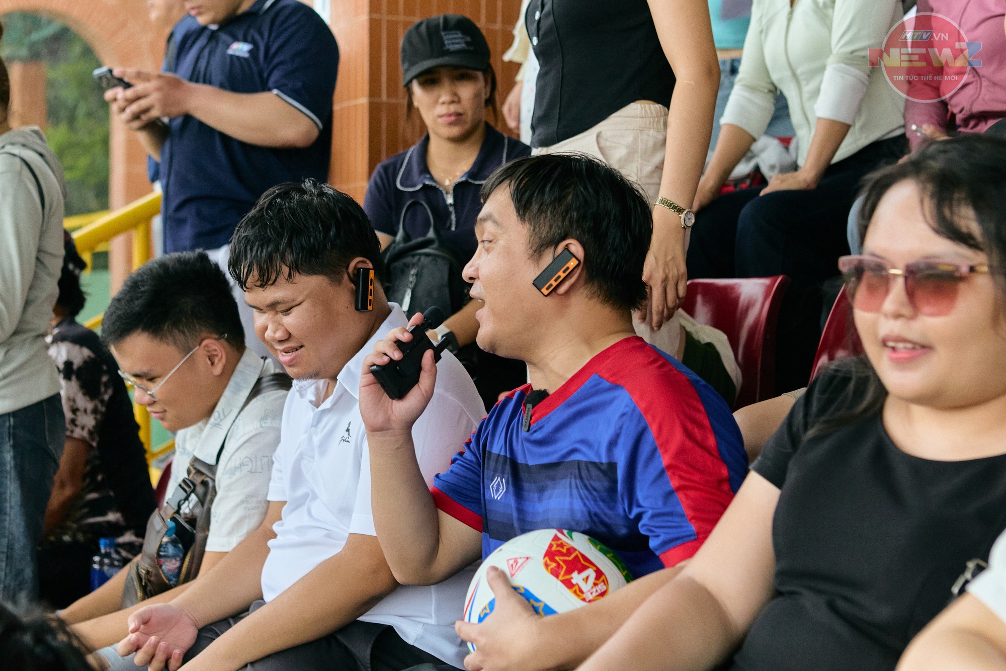 Khán giả khiếm thị lần đầu trải nghiệm "xem" bóng đá trực tiếp bằng bình lặng mô tả - Ảnh 7.