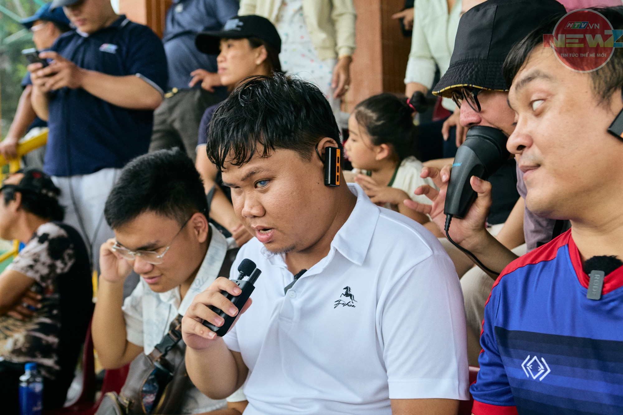 Khán giả khiếm thị lần đầu trải nghiệm "xem" bóng đá trực tiếp bằng bình lặng mô tả - Ảnh 8.