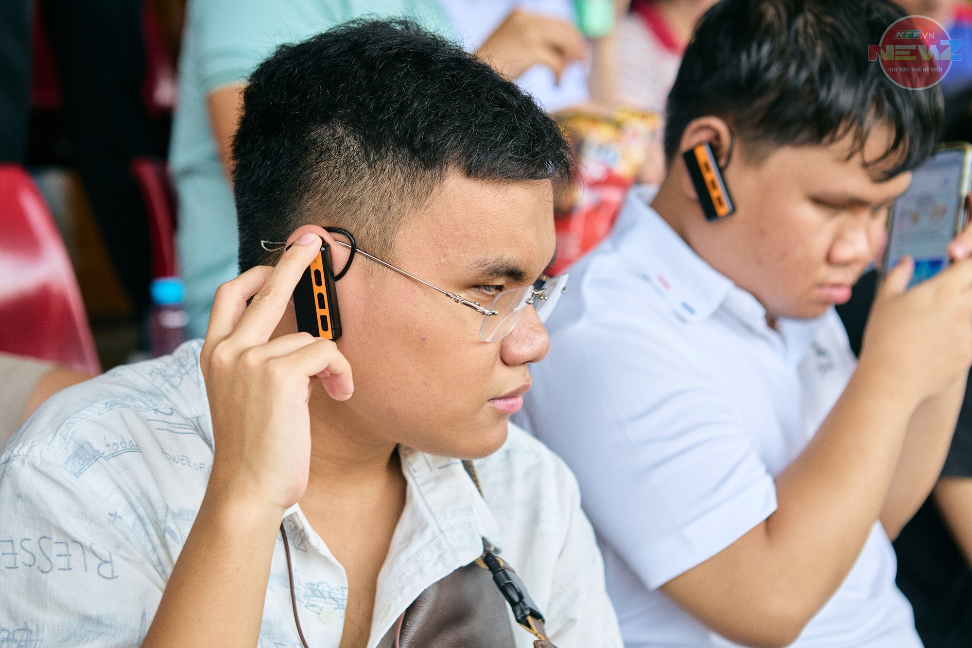 Khán giả khiếm thị lần đầu trải nghiệm "xem" bóng đá trực tiếp bằng bình lặng mô tả - Ảnh 12.