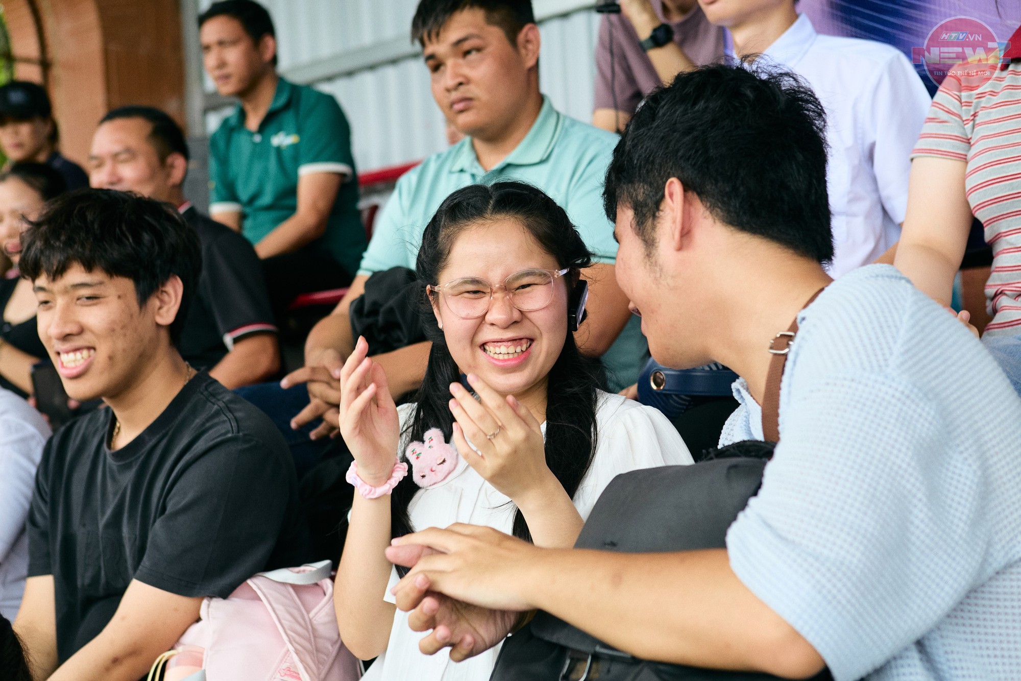 Khán giả khiếm thị lần đầu trải nghiệm "xem" bóng đá trực tiếp bằng bình lặng mô tả - Ảnh 13.