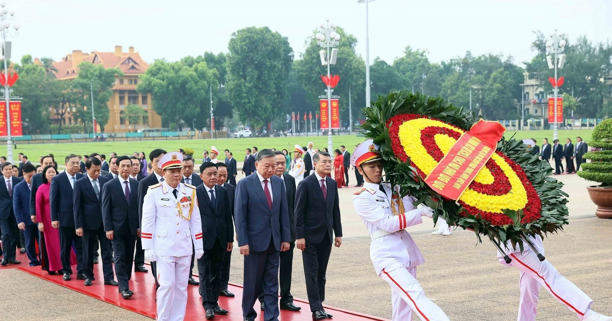 Ban Chấp hành Trung ương Đảng vào Lăng viếng Chủ tịch Hồ Chí Minh