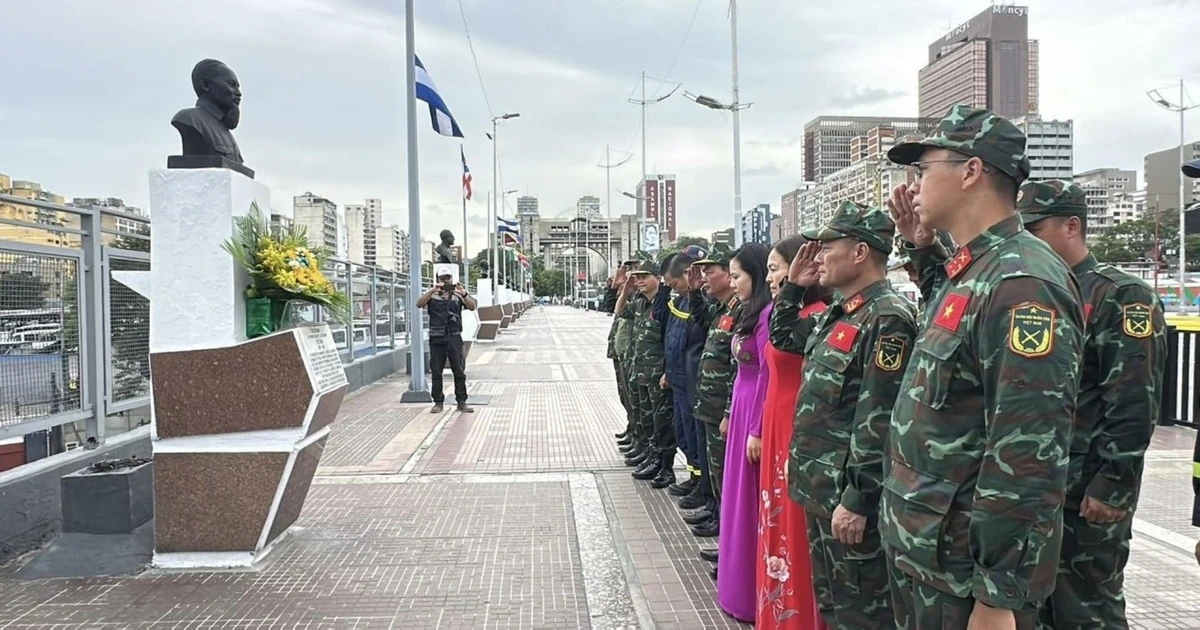 Đoàn cứu hộ, cứu nạn Việt Nam dâng hoa tại Tượng đài Chủ tịch Hồ Chí Minh tại Venezuela