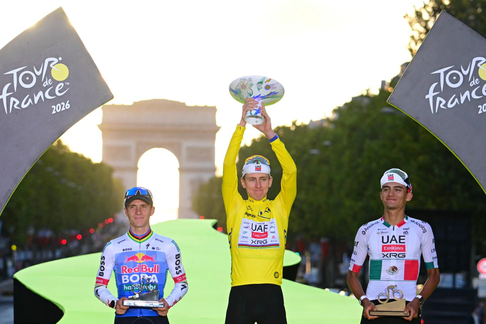 Tadej Pogacar được chào đón nồng nhiệt sau 5 lần vô địch Tour de France- Ảnh 1.