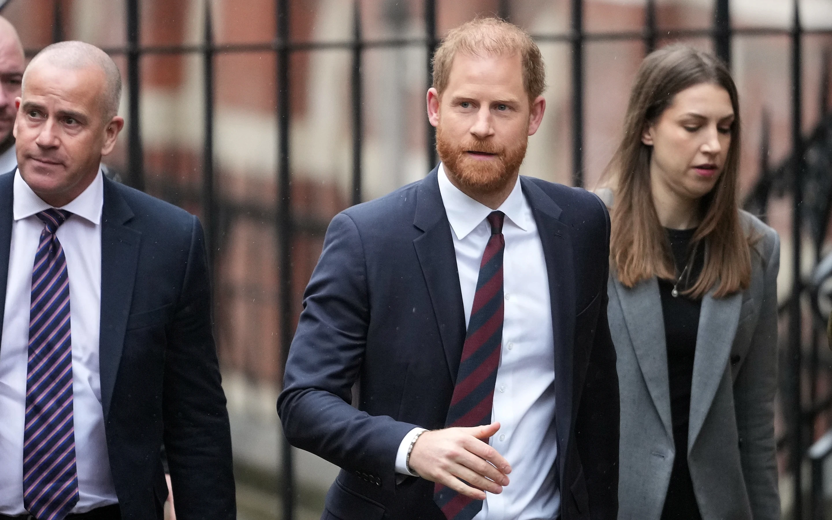 Hoàng tử Harry cùng 6 người khác phải trả 13 triệu USD sau vụ kiện thất bại với Daily Mail