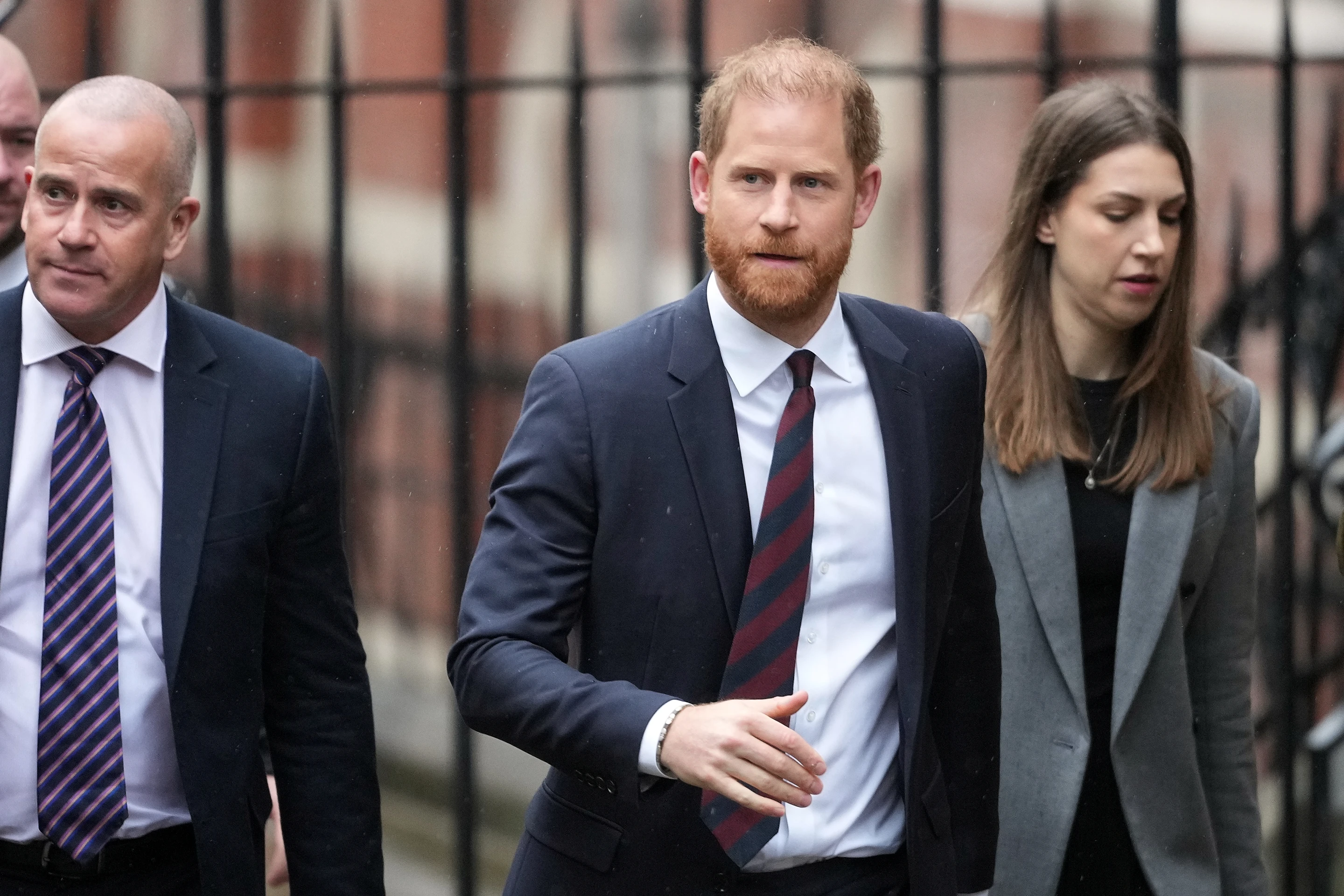 Hoàng tử Harry cùng 6 người khác phải trả 13 triệu USD sau vụ kiện thất bại với Daily Mail - Ảnh 1.