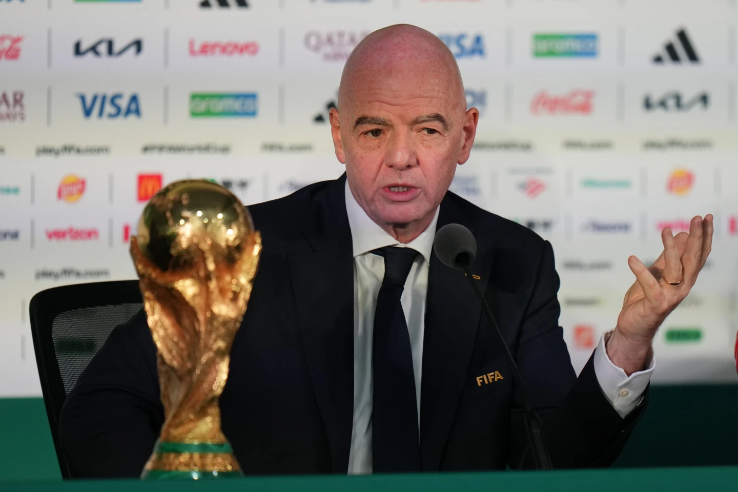 Áp lực gia tăng với Chủ tịch FIFA Gianni Infantino- Ảnh 1.